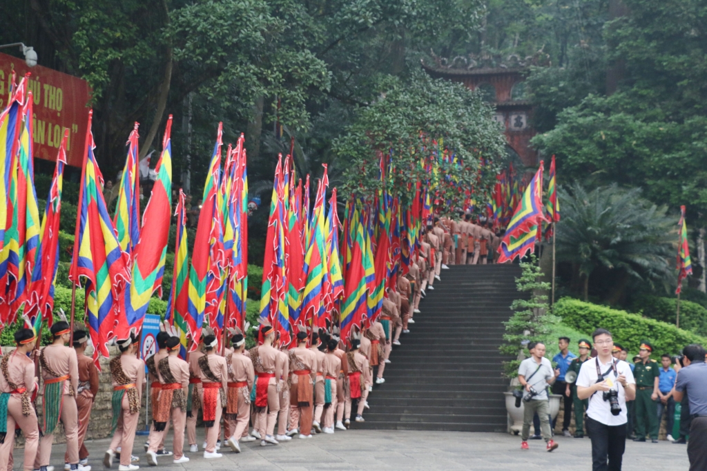 thu tuong chinh phu nguyen xuan phuc dang huong cac vi vua hung