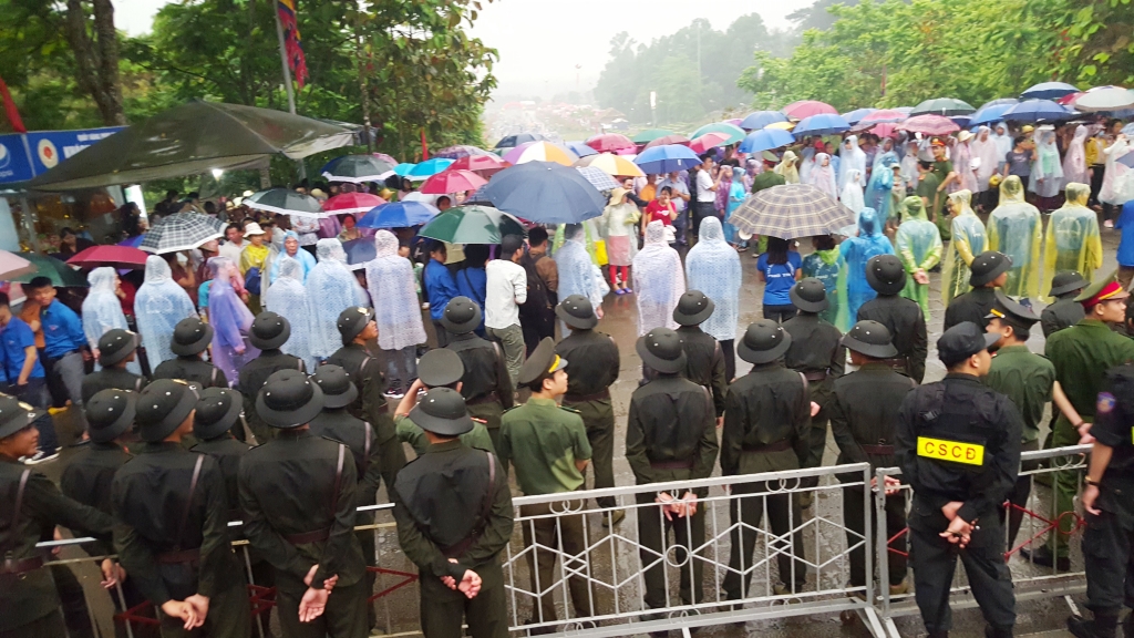 hang nghin nguoi doi mua lam le dang huong tai den hung