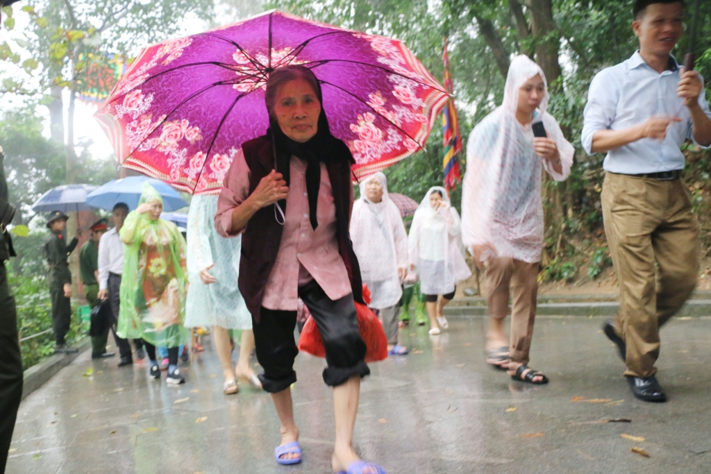 hang nghin nguoi doi mua lam le dang huong tai den hung