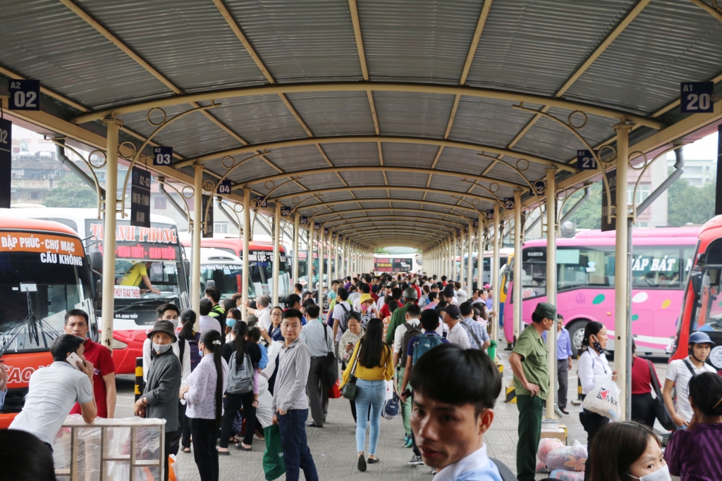 canh sat hinh su mac thuong phuc o ben xe de nguoi dan ve que dip le 304 khong bi moc tui