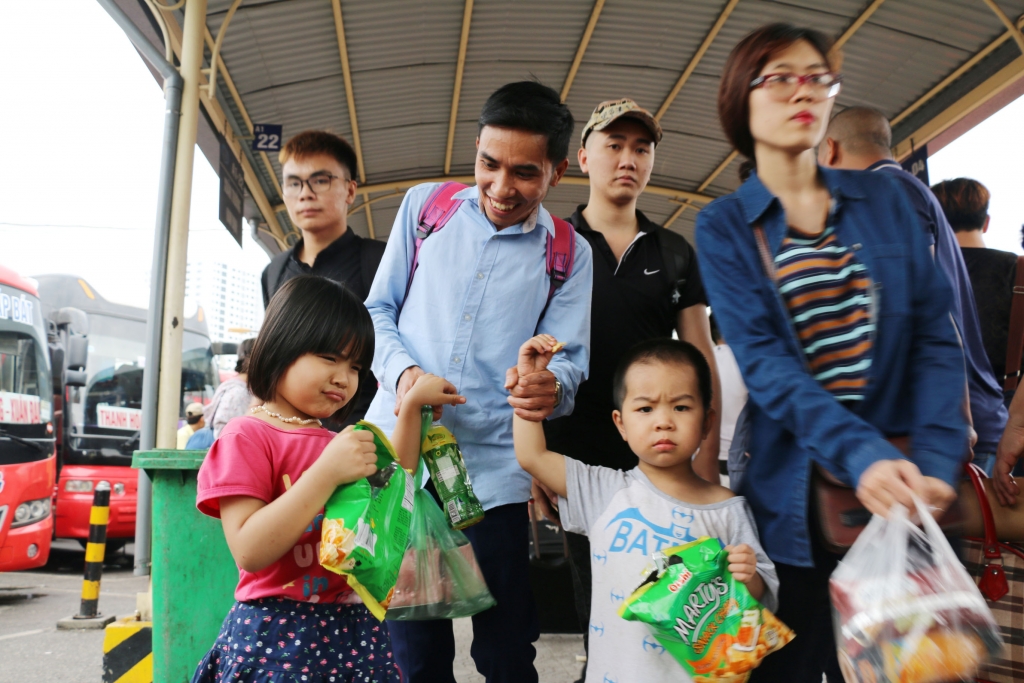canh sat hinh su mac thuong phuc o ben xe de nguoi dan ve que dip le 304 khong bi moc tui