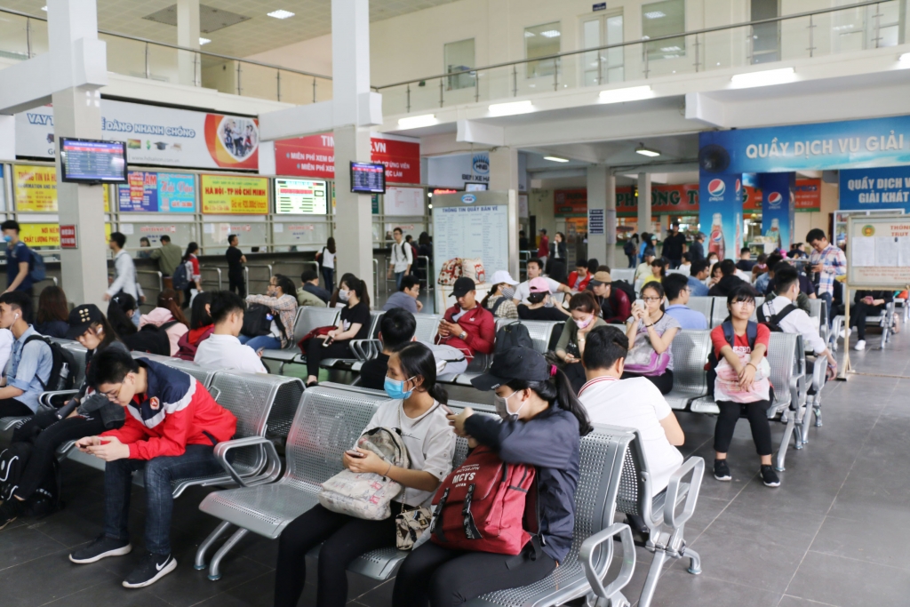 canh sat hinh su mac thuong phuc o ben xe de nguoi dan ve que dip le 304 khong bi moc tui