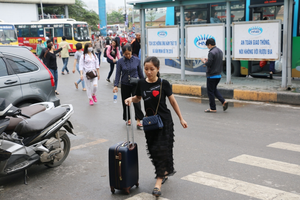canh sat hinh su mac thuong phuc o ben xe de nguoi dan ve que dip le 304 khong bi moc tui