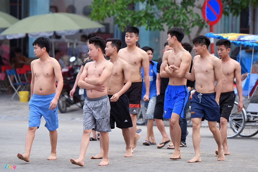 du khach co ro tren bai bien dong nghet nguoi ngay nghi le