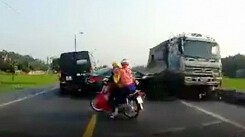 Tài xế xe tải đâm 2 người tử vong ra trình diện công an
