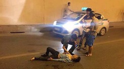 Va chạm với dải phân cách, hai thanh niên nằm bất động ở hầm Kim Liên