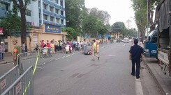 Hà Nội: Nam thanh niên đi xe máy bất ngờ ngã ra đường, tử vong tại chỗ