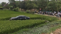 va cham voi o to cu ong bi hat vang khoi lan can cau vuot
