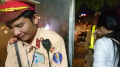 Nhảy cầu Chương Dương tự tử bất thành, cô gái trẻ ôm chầm CSGT cảm ơn cứu mạng