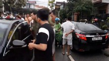 Hưng Yên: Người dân giữ xe ô tô vì nghi bắt cóc trẻ em