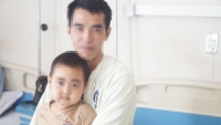 nam thanh nien bi can dut vanh tai khi nhau voi ban