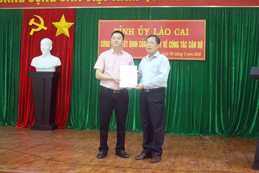 con trai bi thu lao cai lam pho chu tich huyen huyen de xuat tinh gioi thieu