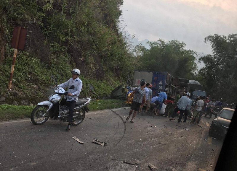 tai nan tai doc cun hoa binh xe to to tong lien hoan 4 nguoi thuong vong