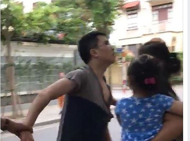 de nghi cong an xu ly nguoi di mercedes danh tai xe taxi