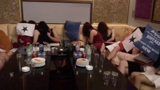 phat hien nhieu tiep vien chuyen phuc vu quy ong nuoc ngoai trong quan karaoke
