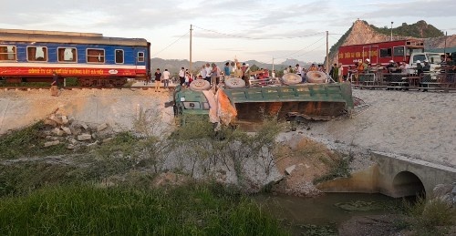 lat tau o thanh hoa khien 2 nguoi chet dang cat sat dua thi the lai tau ra ngoai