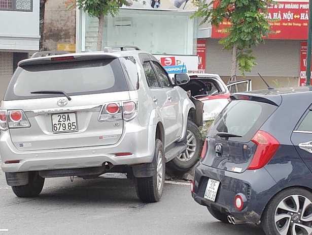 xe o to tong lien hoan tren duong tran khat chan 3 nguoi bi thuong