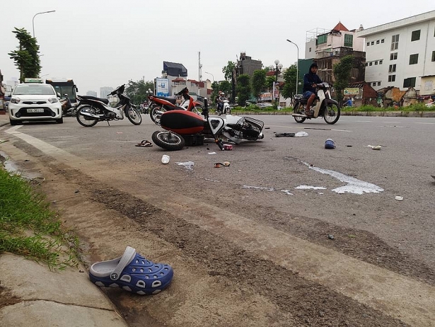 xe o to tong lien hoan tren duong tran khat chan 3 nguoi bi thuong