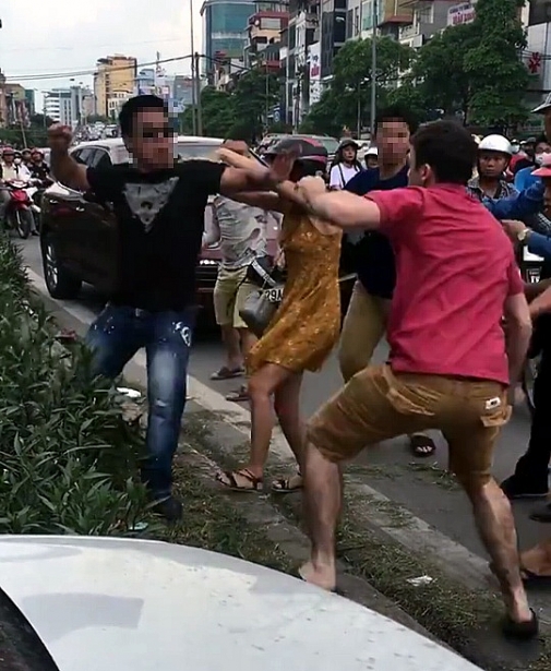 tam giu hai thanh nien danh nguoi nuoc ngoai sau va cham giao thong