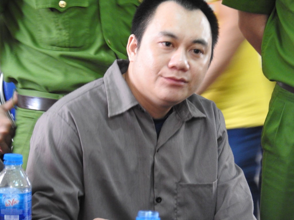 vu container dam vao xe innova lui tren cao toc khien 4 nguoi chet lai xe container gui don khang cao