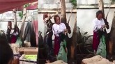 Bà bầu bị cột tóc buộc vào cây, hành hung dã man vì chủ cửa hàng nghi ăn trộm đồ