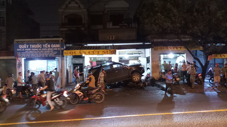 hien truong kinh hoang oto fortuner nuot hang loat xe may o dong nai