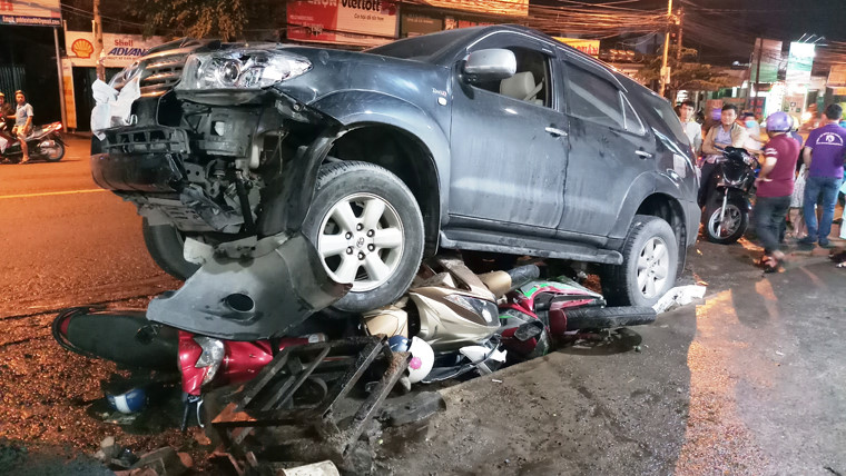 hien truong kinh hoang oto fortuner nuot hang loat xe may o dong nai