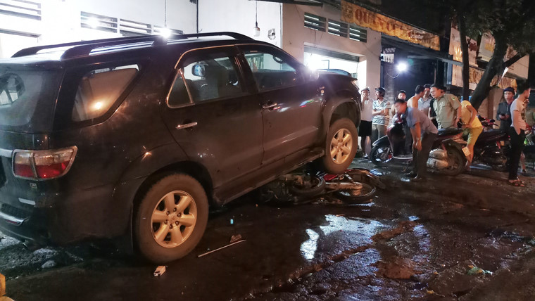 hien truong kinh hoang oto fortuner nuot hang loat xe may o dong nai