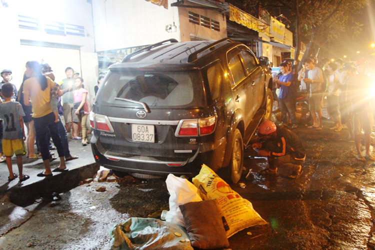 hien truong kinh hoang oto fortuner nuot hang loat xe may o dong nai