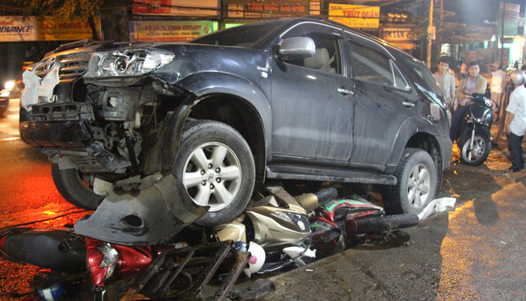 hien truong kinh hoang oto fortuner nuot hang loat xe may o dong nai