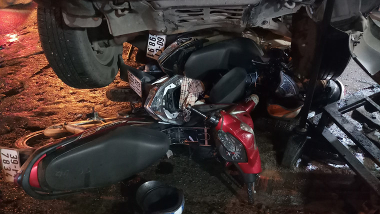 hien truong kinh hoang oto fortuner nuot hang loat xe may o dong nai