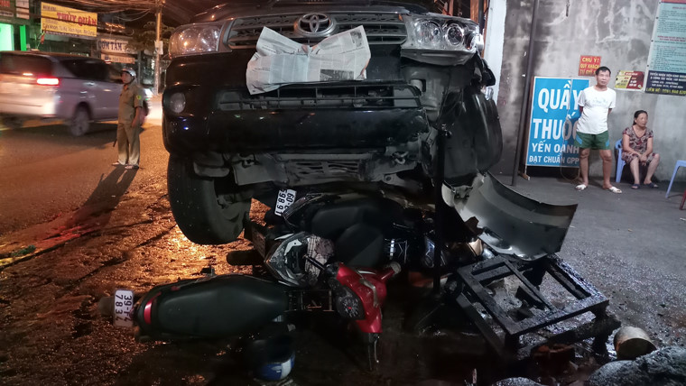 hien truong kinh hoang oto fortuner nuot hang loat xe may o dong nai
