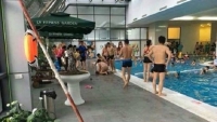 lai chau xe o to 4 cho dang do ven duong bi da lan bep dum