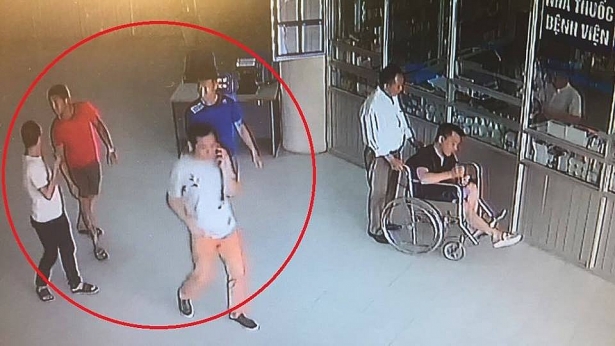 ha noi 4 nguoi xam tro vao benh vien doi luong giup pgd bv tu y nghi viec