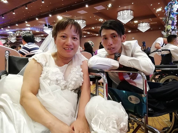 xuc dong trong dam cuoi cua 41 cap doi khuyet tat