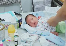 Người mẹ quay lại nhận con tại bệnh viện Nam Thăng Long sau một ngày bỏ đi