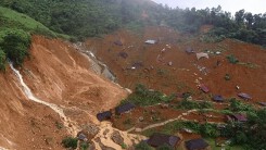 Cả bản làng bị đất đá cuốn trôi, hơn 200 người rơi vào cảnh 'màn trời, chiếu đất'
