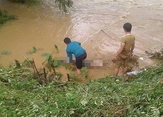 thai nguyen xe o to di qua dap tran ca gia dinh bi lu cuon troi