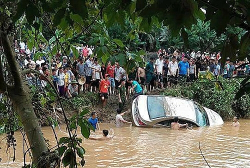 ca gia dinh bi lu cuon troi o thai nguyen tim duoc thi the chau be 8 tuoi