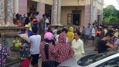 Thái Bình: Nghi bắt cóc trẻ em, người dân đưa đôi vợ chồng về trụ sở xã