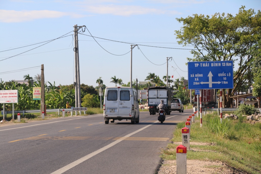 toan canh tuyen duong tranh huyen dong hung noi tram bot tan de thu phi cach hon 20km