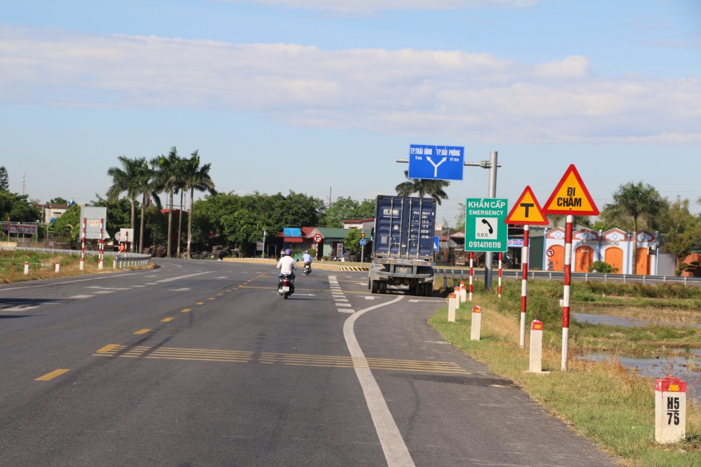 toan canh tuyen duong tranh huyen dong hung noi tram bot tan de thu phi cach hon 20km