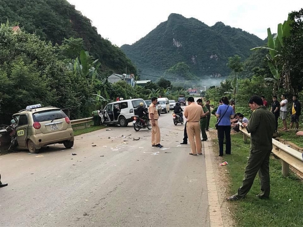 son la xe cuu thuong dau dau taxi 8 nguoi thuong vong