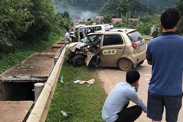 son la xe cuu thuong dau dau taxi 8 nguoi thuong vong