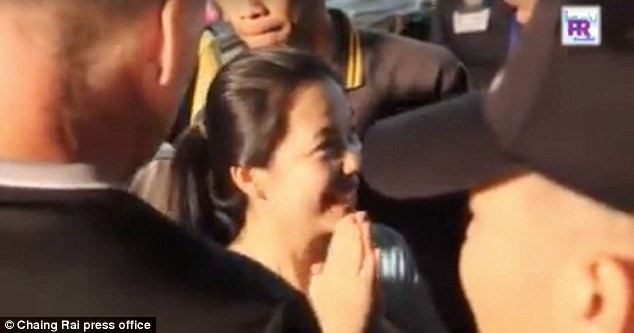 xuc dong giay phut cha me cua cac cau thu nhi thai lan gap mat nhung nguoi tho lan