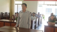 hai nguoi dan ong bi tat axit bong nang
