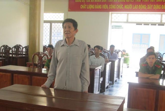 thue nguoi tat acid vo ho lanh an 18 nam tu