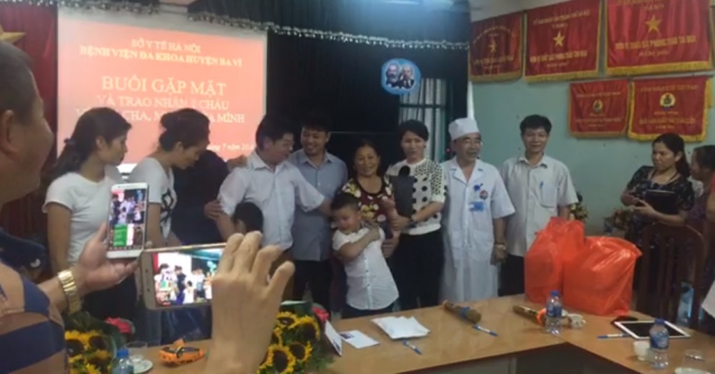 nguoi me trong vu trao nham con 6 nam xin duoc tham va cham soc con nhu luc ban dau
