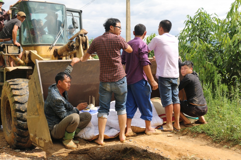 gian nan dua thi the pho bi thu xa ve nha bang may xuc va khieng bo 5km
