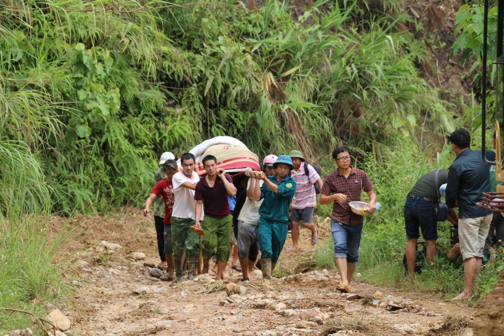 gian nan dua thi the pho bi thu xa ve nha bang may xuc va khieng bo 5km